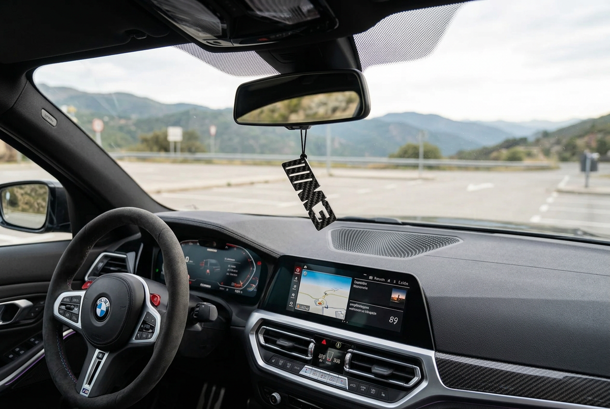 Ciondolo M3 appeso allo specchietto nell’abitacolo BMW M3, visto dal sedile passeggero