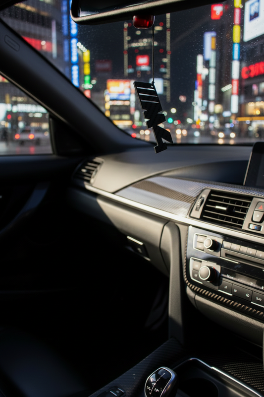 Ciondolo M4 appeso allo specchietto retrovisore BMW M4 con sfondo Tokyo by night
