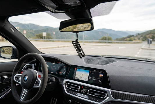 Ciondolo M2 appeso allo specchietto nell’abitacolo BMW, visto dal sedile passeggero