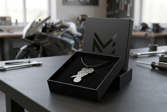 Collana Moto nella scatolina nera M luxurys con moto sportiva sullo sfondo