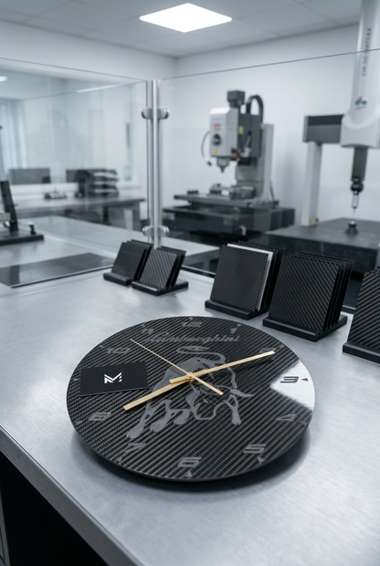 Orologio da parete Lamborghini in un laboratorio del carbonio luminoso