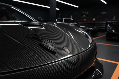 Portachiavi Koenigsegg posizionato sul cofano della hypercar in garage privato