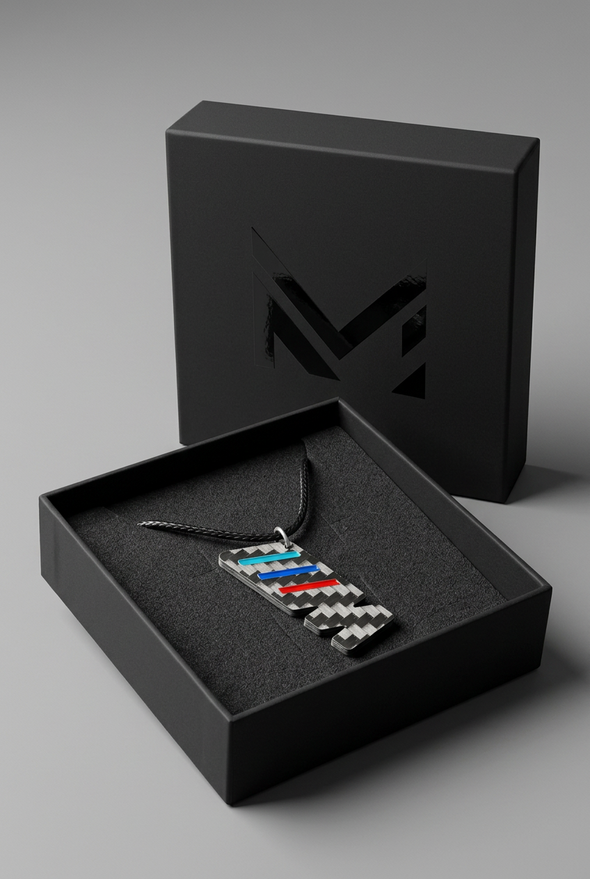 Collana M colorata nella scatolina nera opaca con logo M luxurys nero lucido