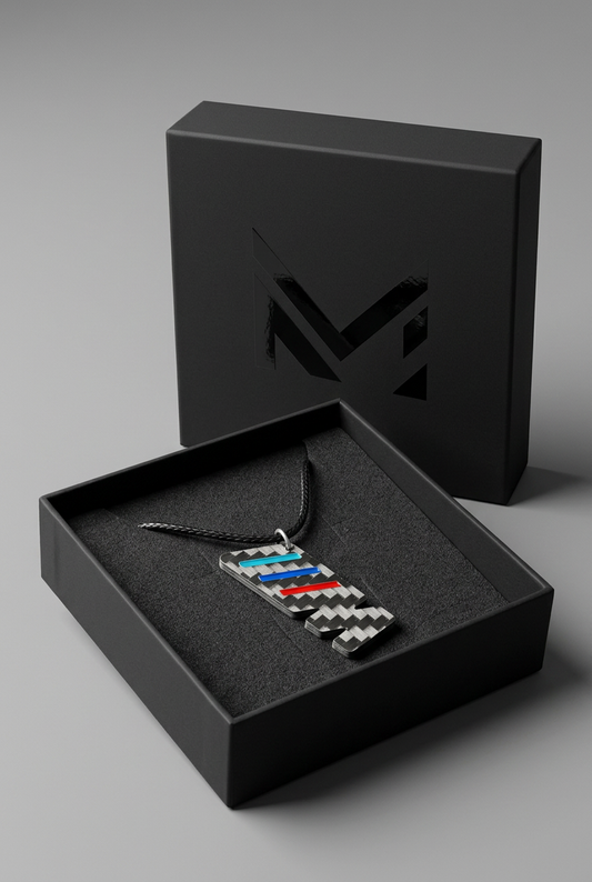 Collana M colorata nella scatolina nera opaca con logo M luxurys nero lucido