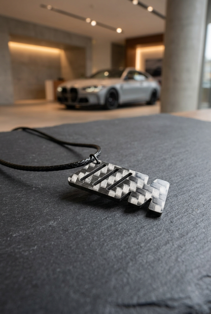 Collana M senza colori su pietra scura in uno showroom automobilistico