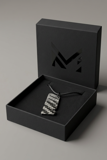 Collana M senza colori nella scatolina nera opaca con logo M luxurys nero lucido